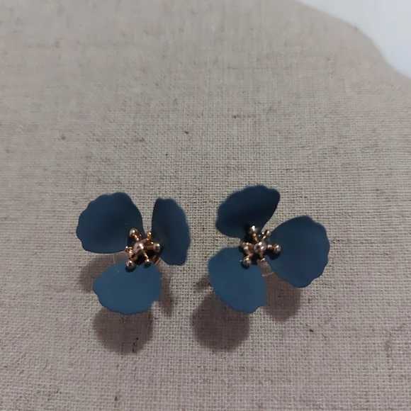 Flower earring - Picture 3 of 3